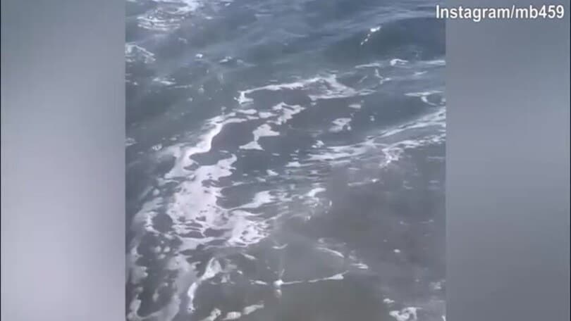 Mario Balotelli, giro in acqua al mare