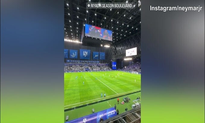 Neymar assiste dalla tribuna alla gara dell'Al-Hilal