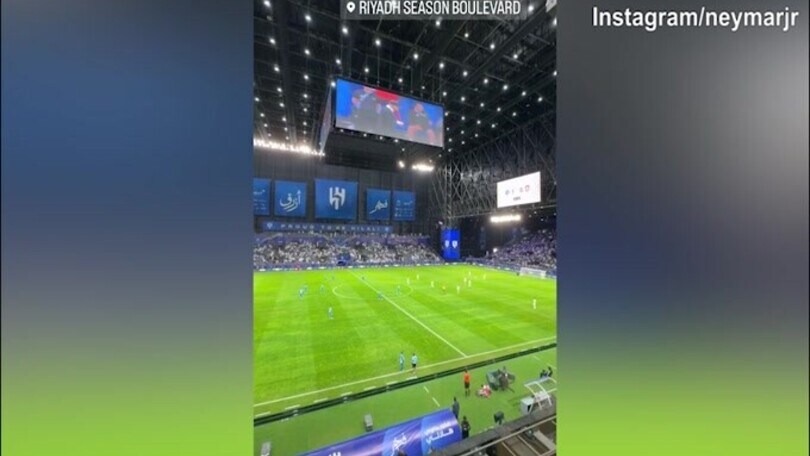 Neymar assiste dalla tribuna alla gara dell'Al-Hilal