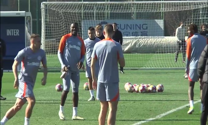 Inter, allenamento sotto gli occhi di Javier Zanetti