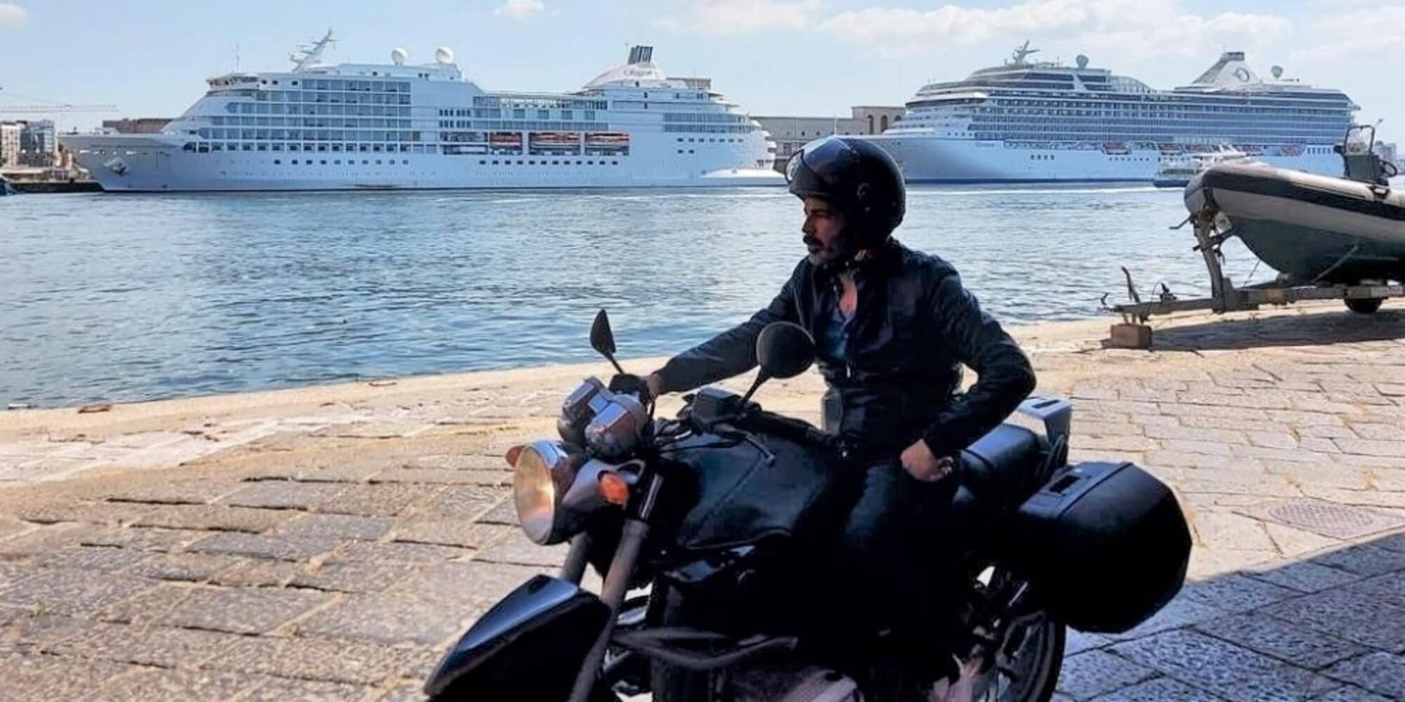 Il comandante Massimo di Mare fuori in sella a una grintosa BMW
