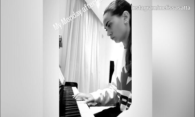 Melissa Satta, la triste canzone suonata al piano