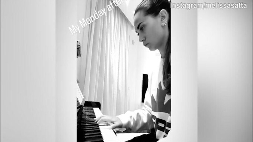 Melissa Satta, la triste canzone suonata al piano