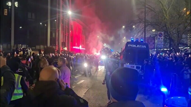 Delirio tra i tifosi per l'arrivo dell'Inter a San Siro