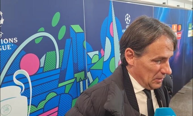 L'abbraccio in mix zone tra Inzaghi e Simeone