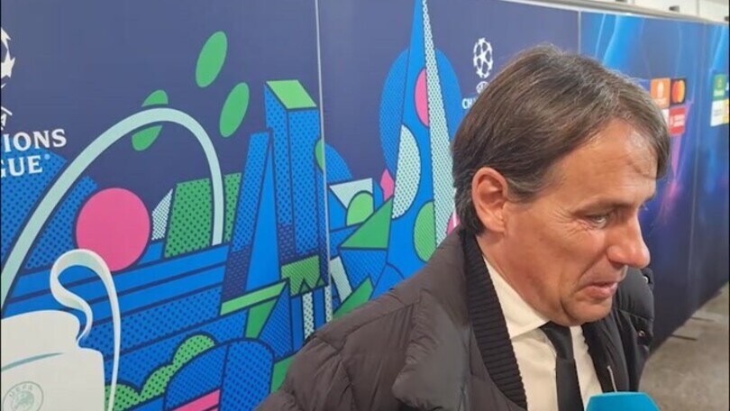 L'abbraccio in mix zone tra Inzaghi e Simeone