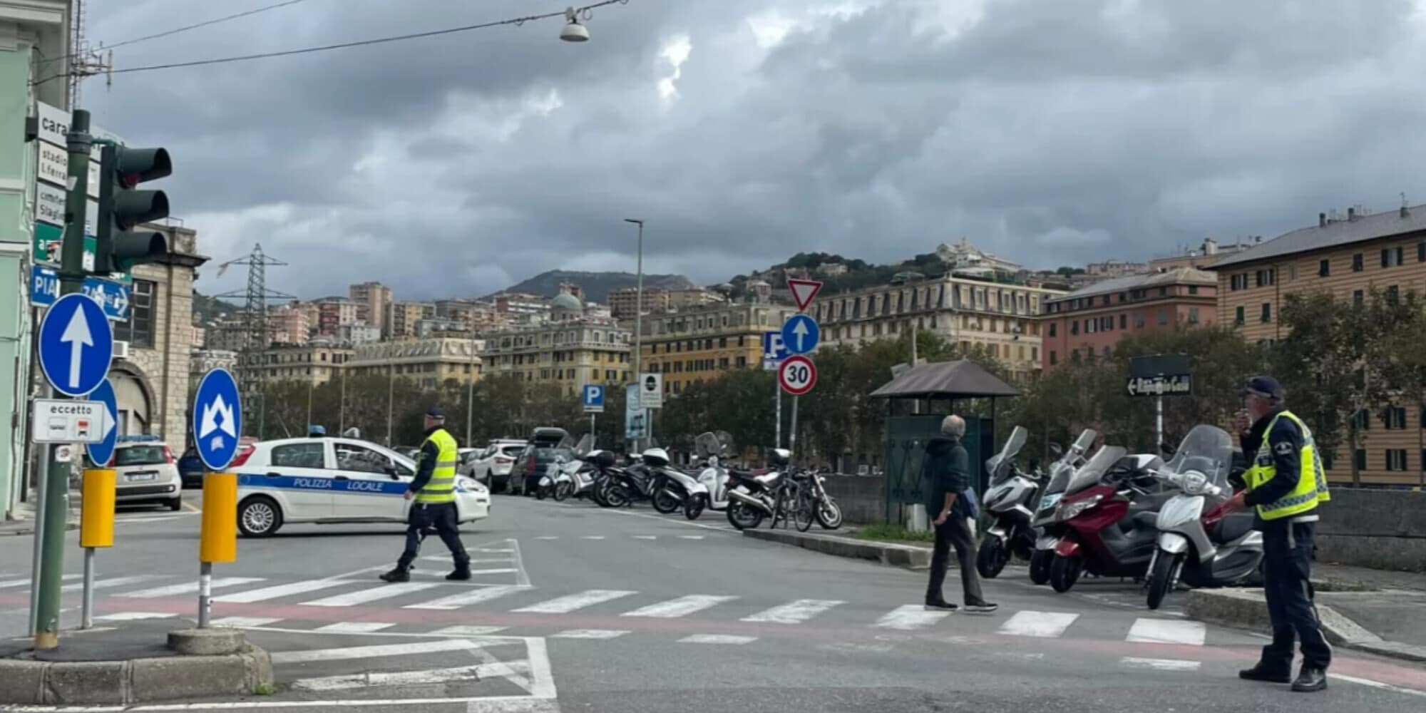 Prende il foglio rosa e va in centro a Genova con lo scooter a 150 km/h