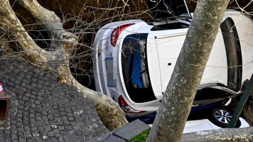 Voragine inghiotte le auto al Vomero: persone estratte dagli abitacoli