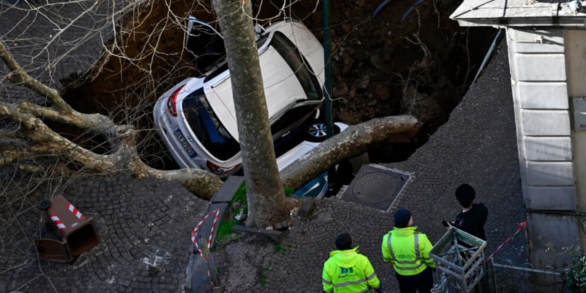 Terrore a Napoli, enorme voragine inghiotte auto e persone