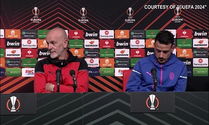 Pioli ascolta e si complimenta con il traduttore