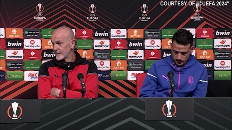 Pioli ascolta e si complimenta con il traduttore