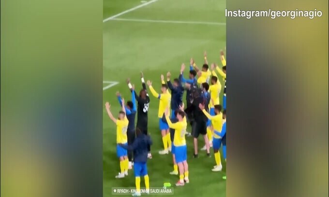 CR7 festeggia con i tifosi, Georgina riprende la scena!