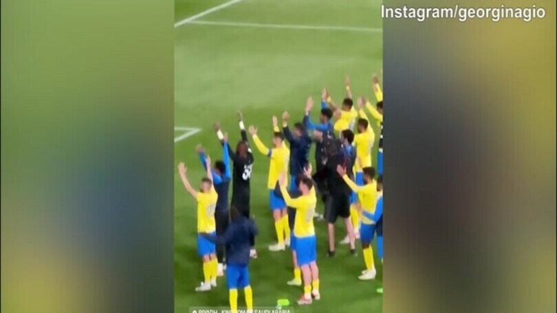 CR7 festeggia con i tifosi, Georgina riprende la scena!