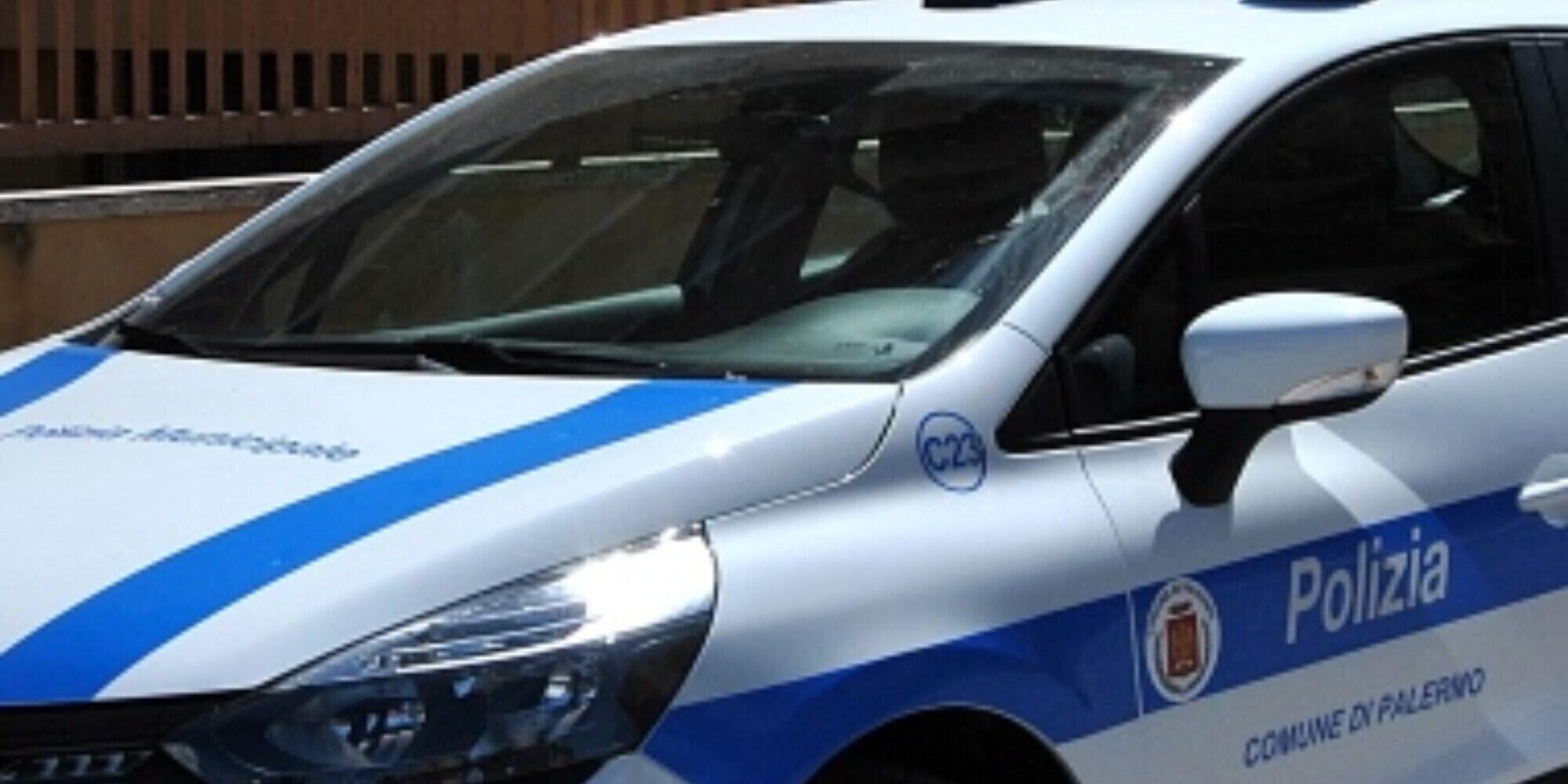 Si ribellano alle multe e lanciano le pietre contro le auto dei vigili