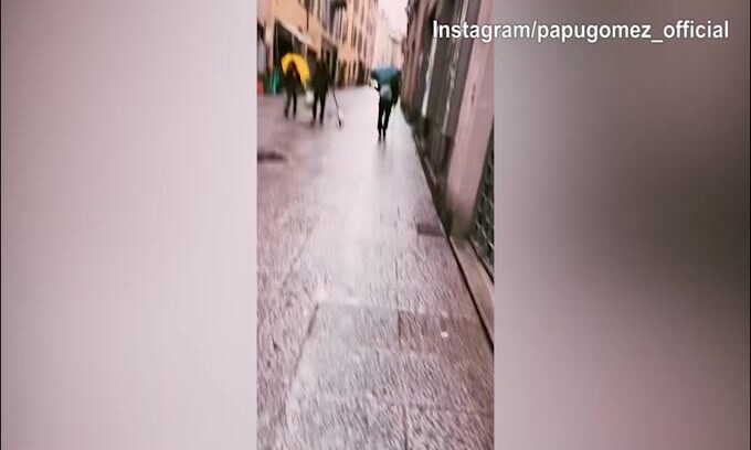 Papu Gomez, passeggiata per Bergamo con il cane