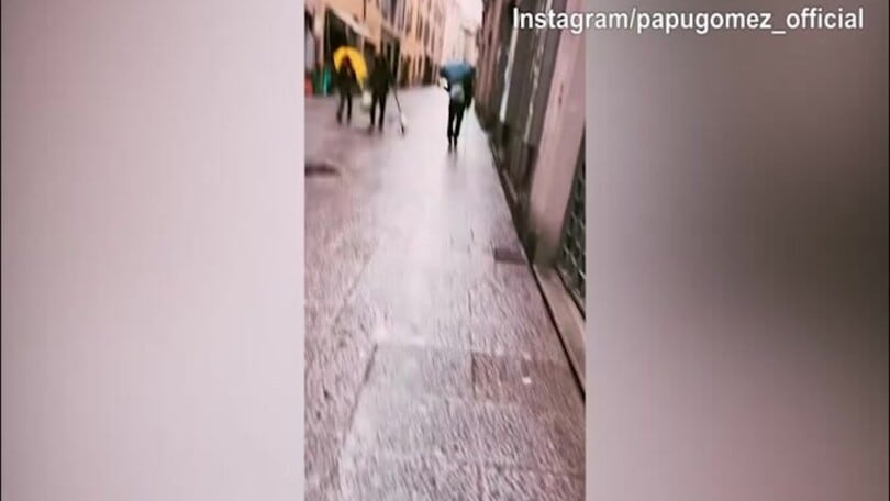 Papu Gomez, passeggiata per Bergamo con il cane