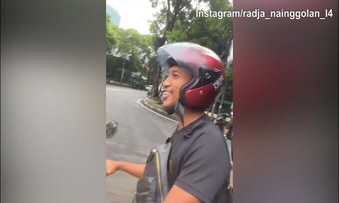 Indonesia, Nainggolan gira in motorino