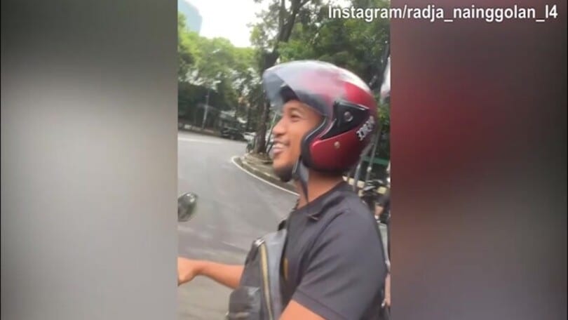 Indonesia, Nainggolan gira in motorino