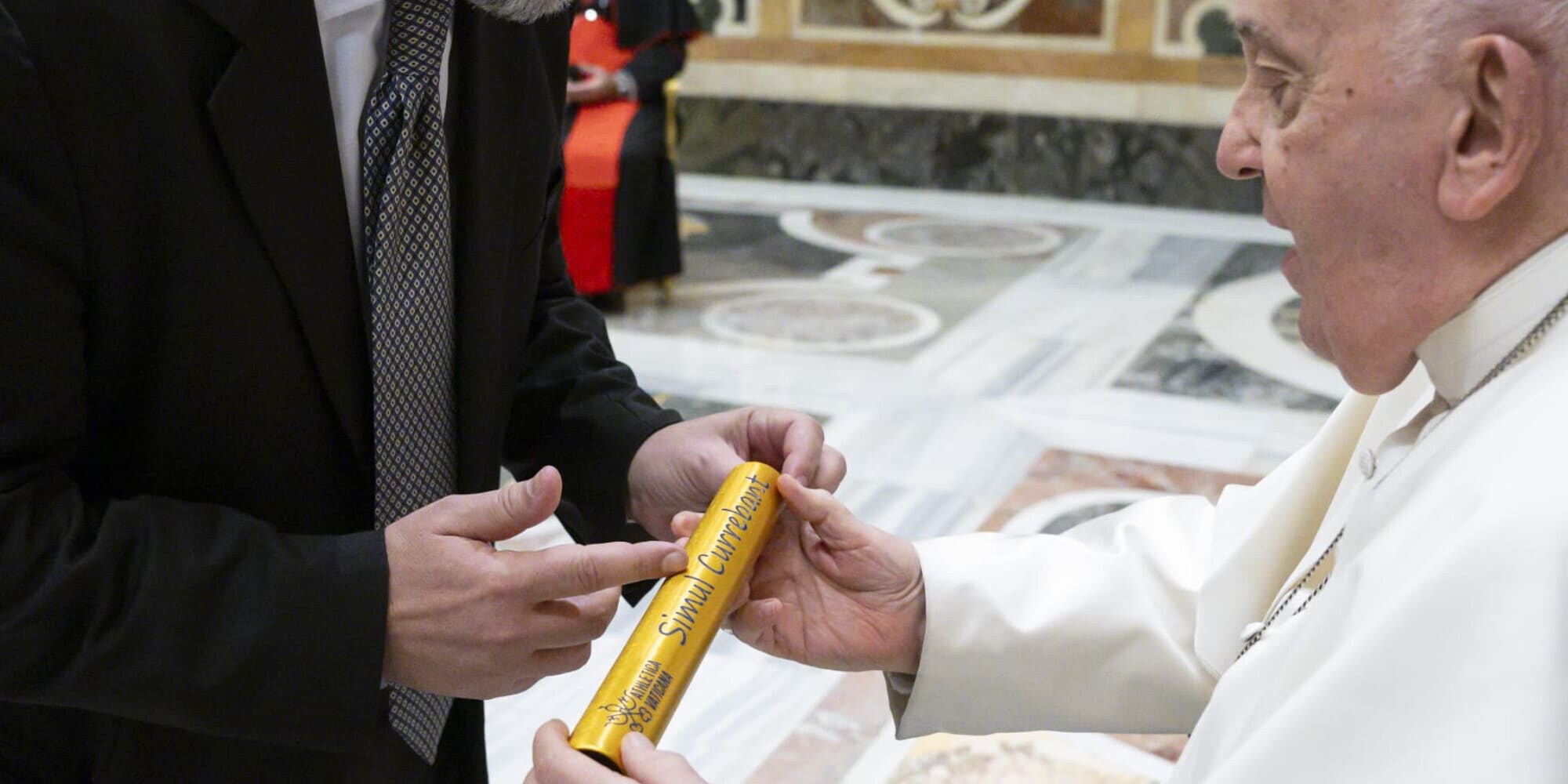 Staffetta di Athletica Vaticana con i testimoni di Papa Francesco a Roma maratona