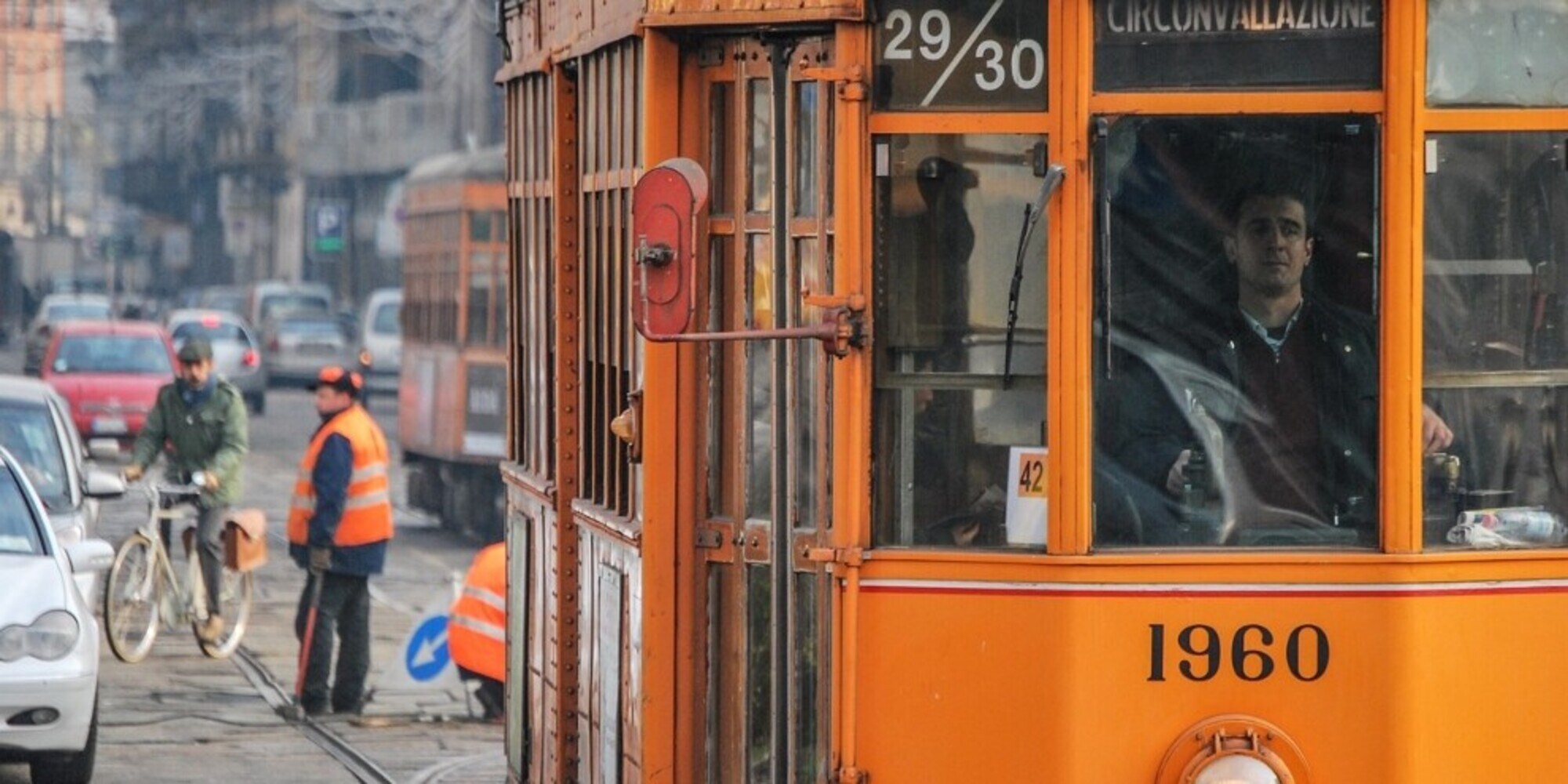 A Milano le auto sono sempre di meno: boom dei trasporti pubblici