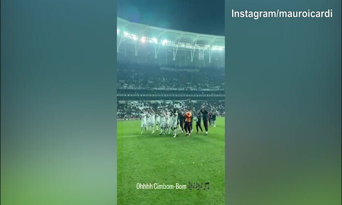 Vittoria del Galatasaray in casa del Besiktas, Icardi festeggia sotto la curva