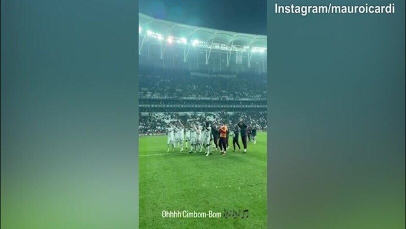 Vittoria del Galatasaray in casa del Besiktas, Icardi festeggia sotto la curva