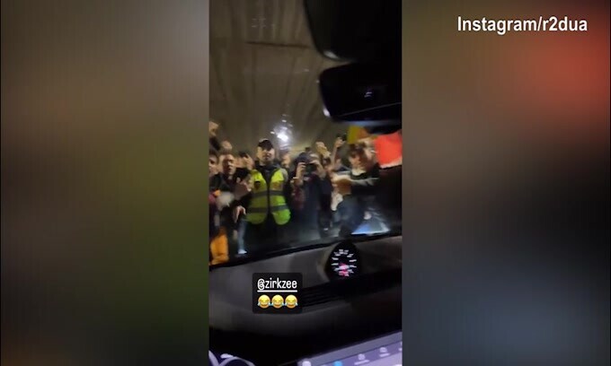 Il Bologna rientra a casa, Zirkzee travolto dall'affetto dei tifosi