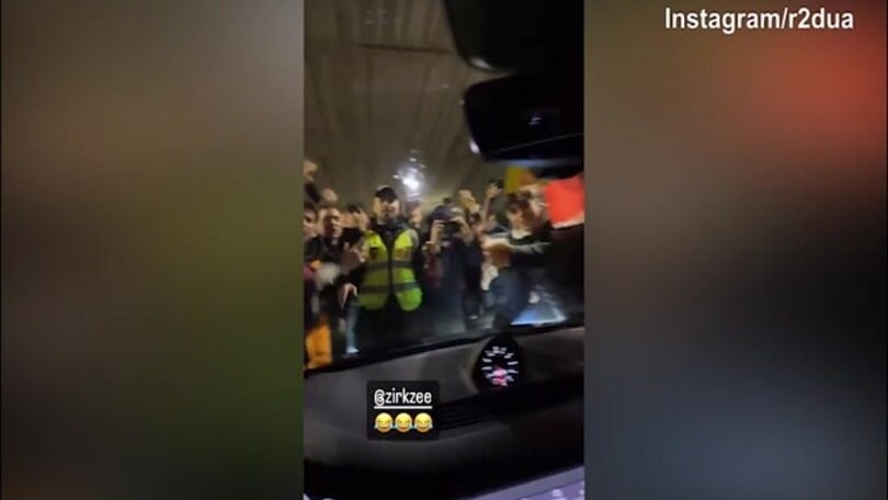 Il Bologna rientra a casa, Zirkzee travolto dall'affetto dei tifosi