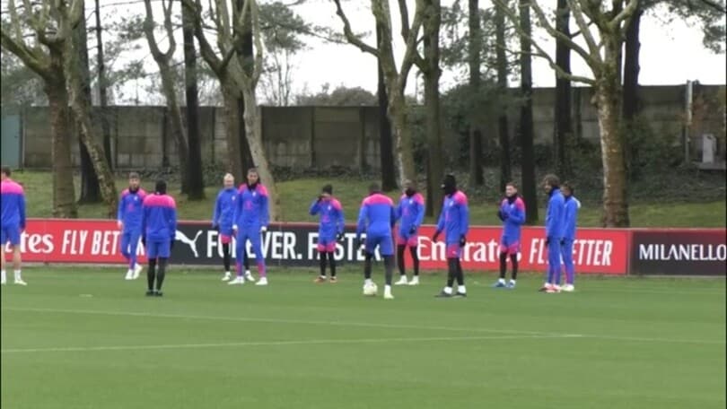 Scherzi e sorrisi in vista degli ottavi di Europa League per il Milan