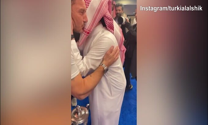 Turki Alalshikh, abbraccio con Mourinho,Totti e Ronaldo