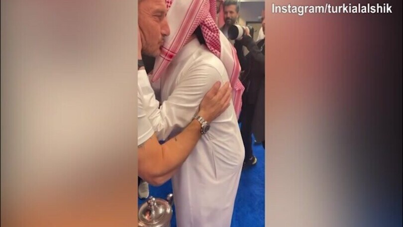 Turki Alalshikh, abbraccio con Mourinho,Totti e Ronaldo