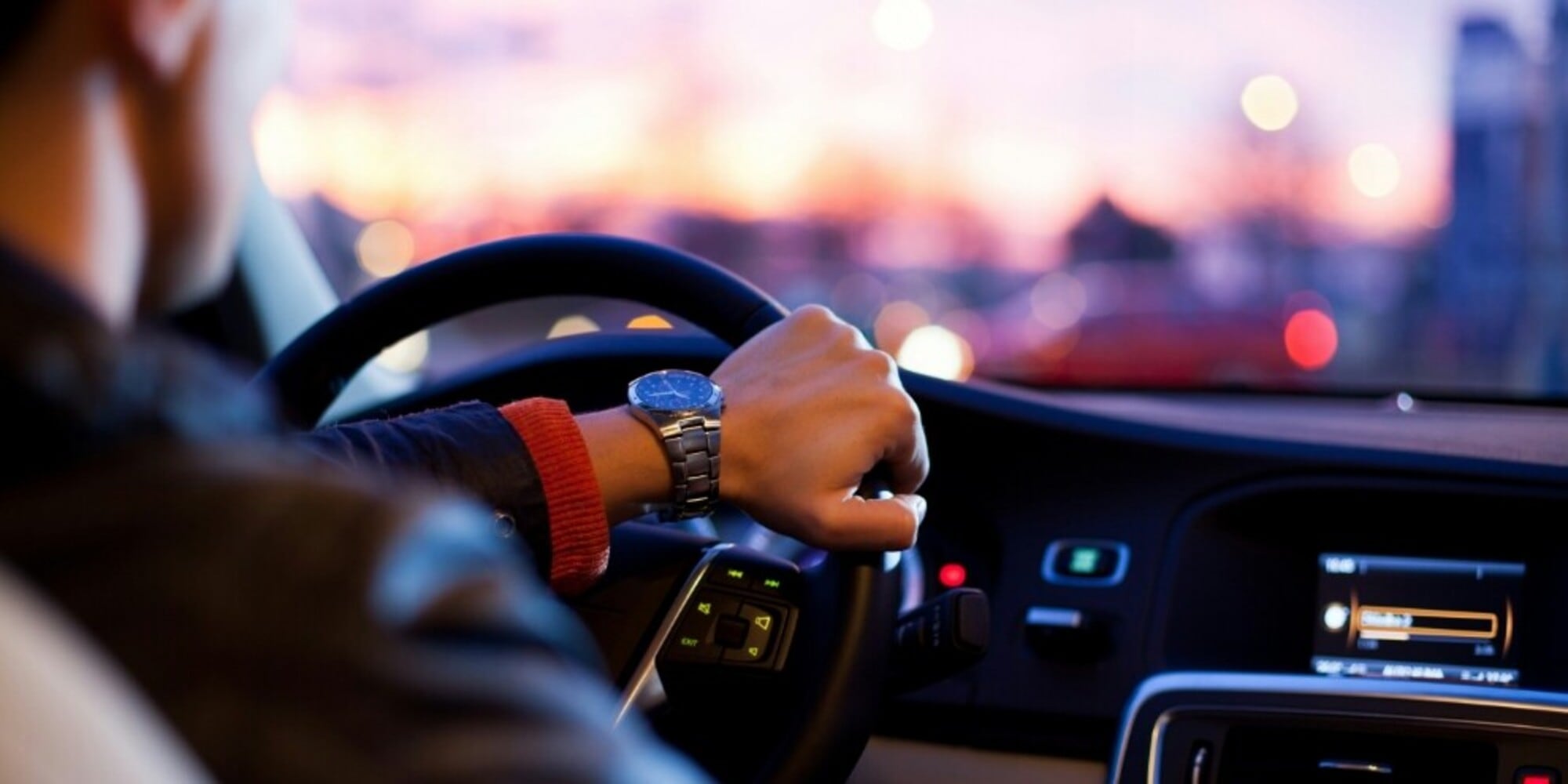 Ai colpi di sonno in auto c'è rimedio: arriva il podcast che non fa addormentare