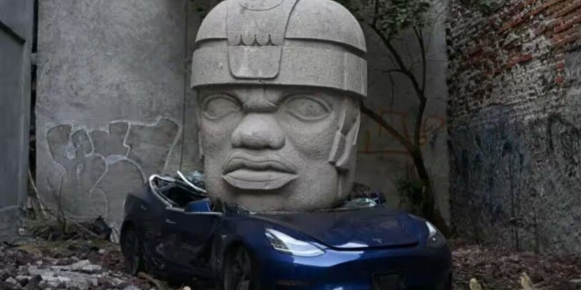 Arte e motori: in Messico una Tesla è stata "schiacciata" da una testa di pietra