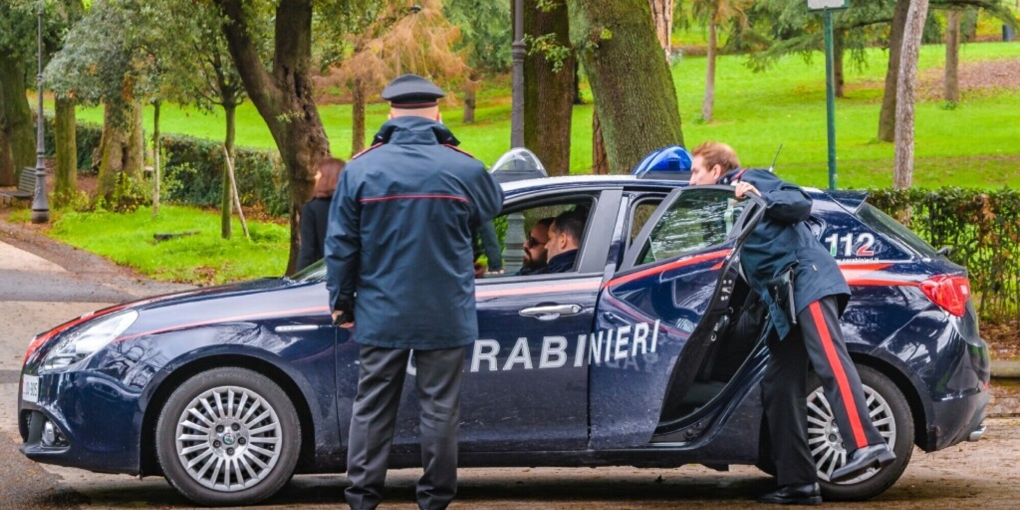 Con la moto rubata, si ubriaca e sbatte contro la volante dei Carabinieri
