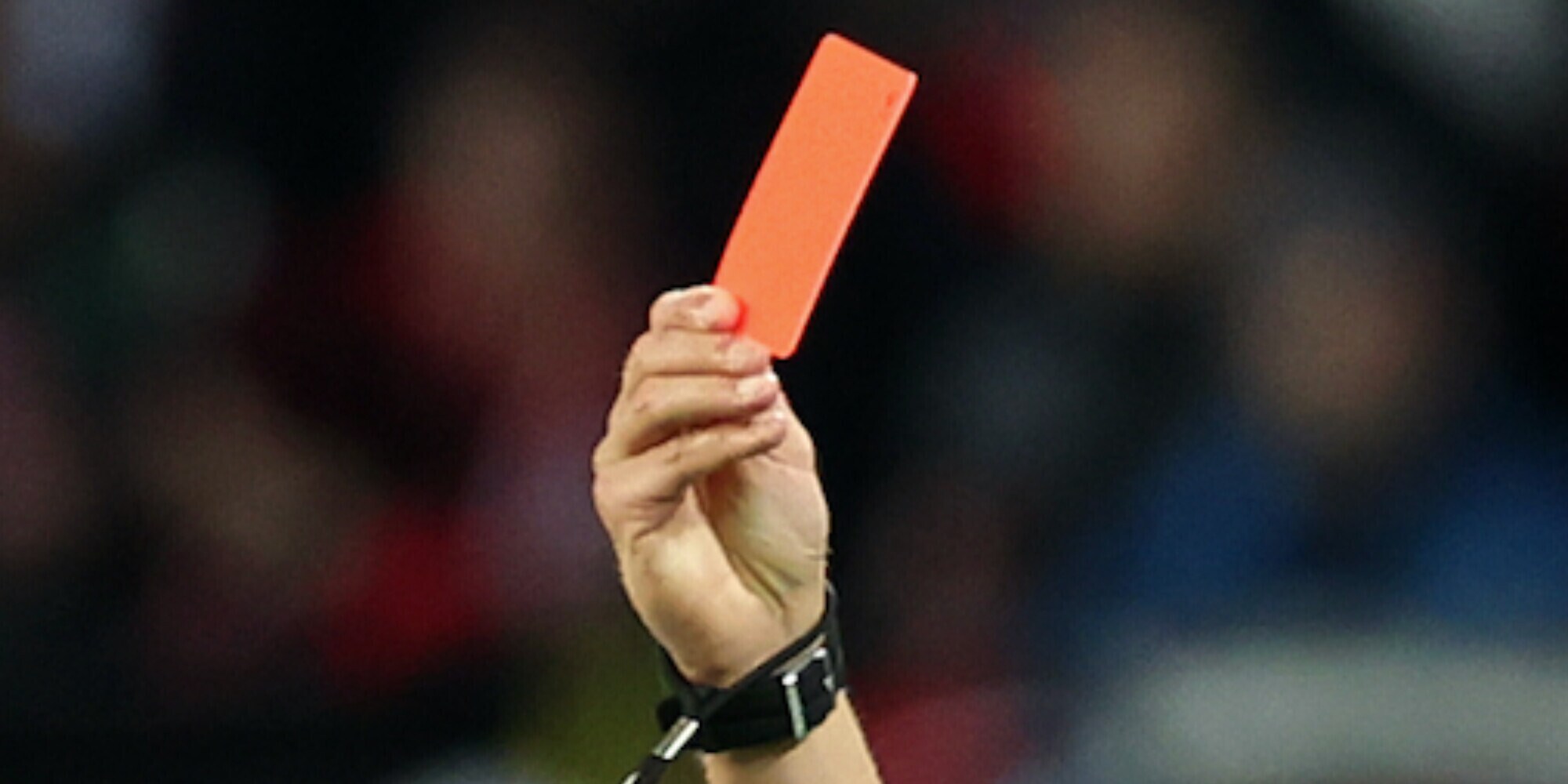 Clamoroso in Francia, picchia arbitro e assistente: squalifica da record