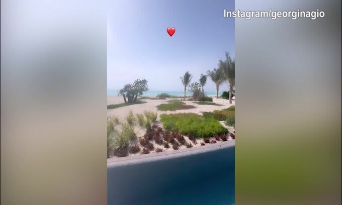 Georgina e CR7, panorama mozzafiato sotto il sole