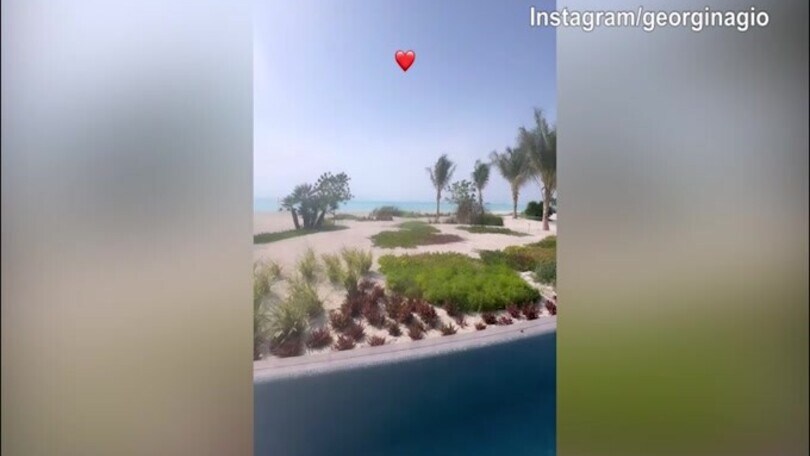 Georgina e CR7, panorama mozzafiato sotto il sole