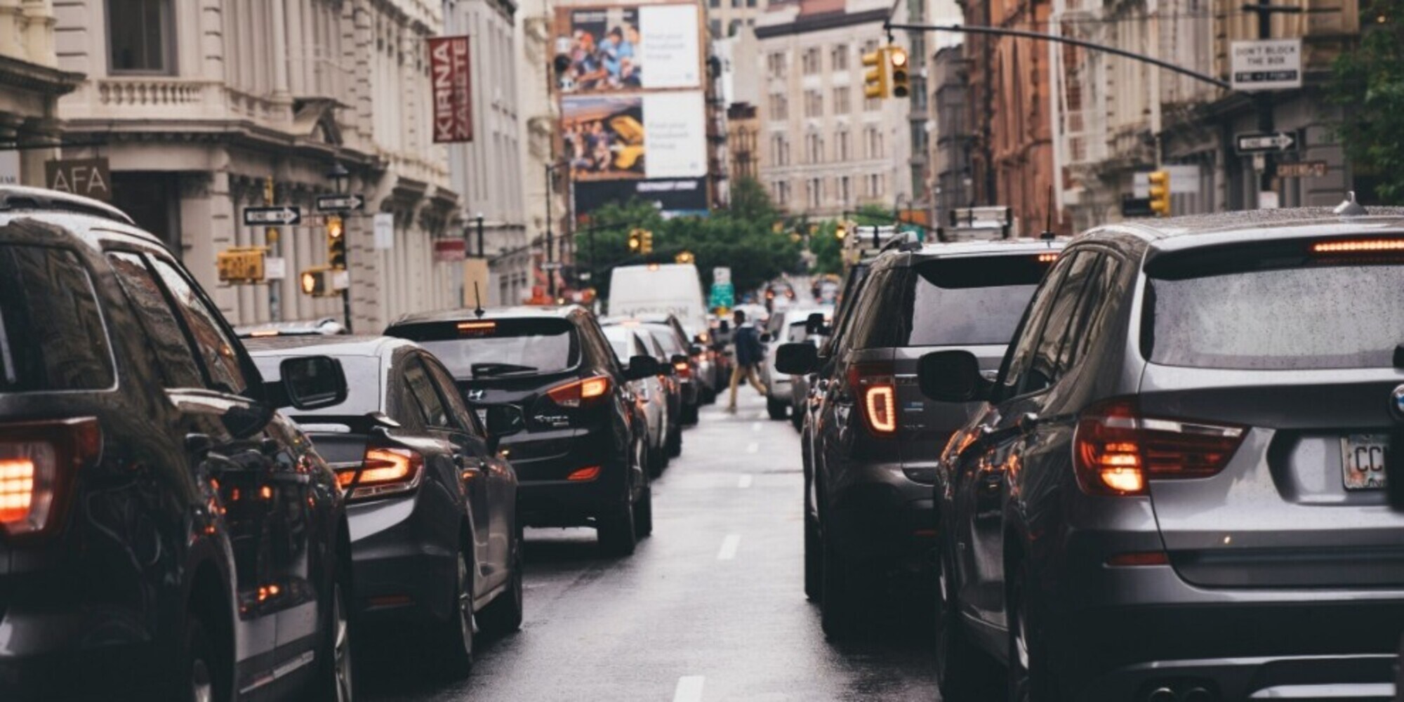 Compie un furto d'auto e poi fugge via, ma il traffico lo fa arrestare