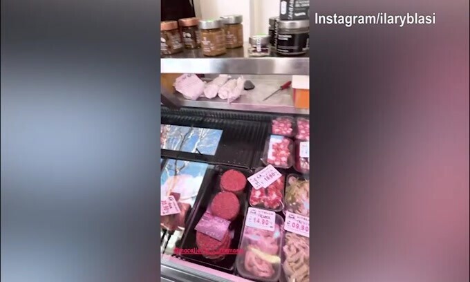 Ilary Blasi show in macelleria: "É pronto il mio ordine?"