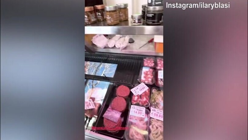 Ilary Blasi show in macelleria: "É pronto il mio ordine?"