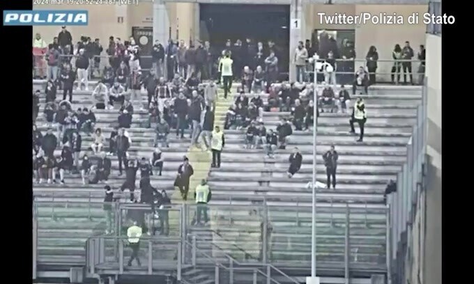 Padova-Catania, guerriglia allo stadio: le immagini della Polizia
