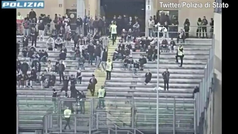 Padova-Catania, guerriglia allo stadio: le immagini della Polizia