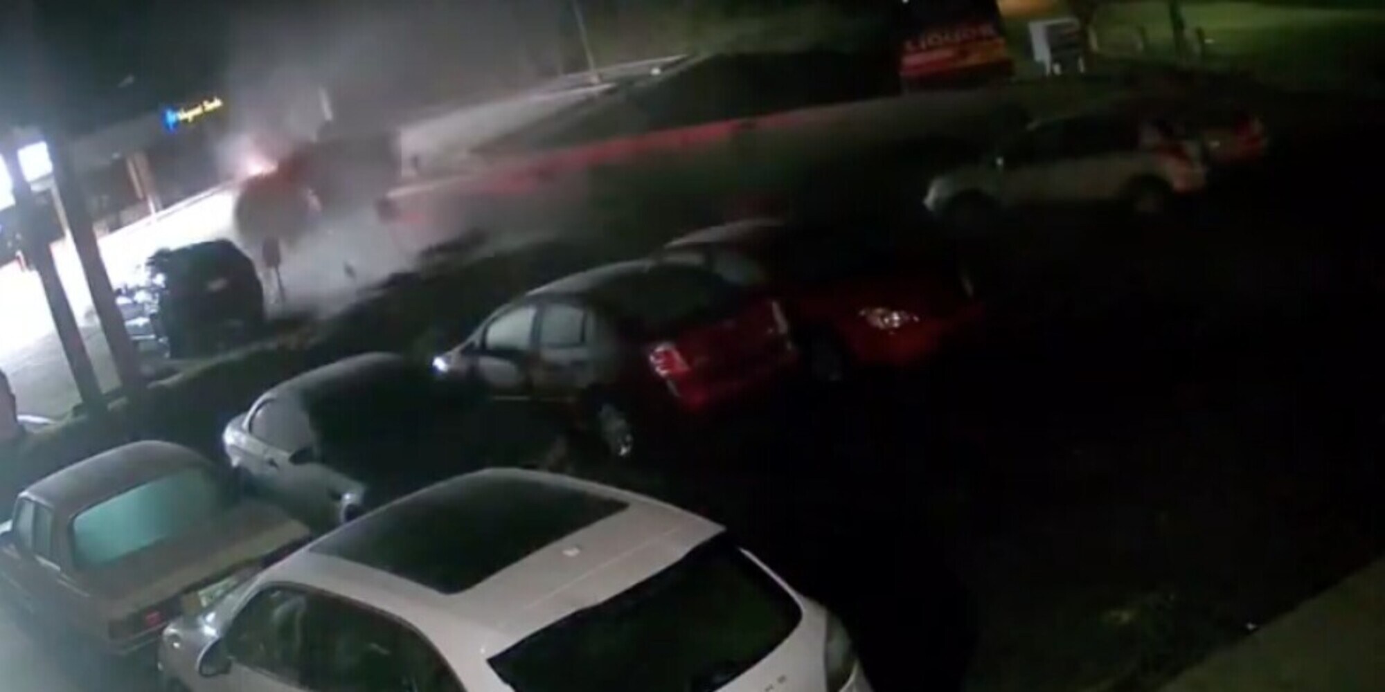Incidente shock: Porsche vola in aria, poi si schianta a terra violentemente