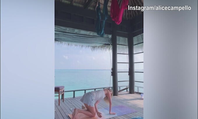 Maldive, Alice Campello e la sua prima lezione di Yoga