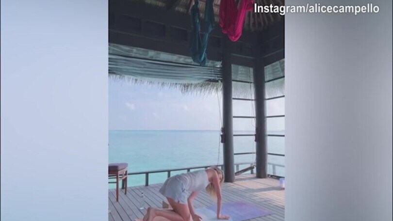 Maldive, Alice Campello e la sua prima lezione di Yoga