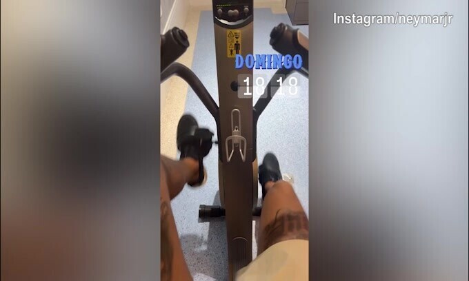 Neymar lavora in palestra sulla cyclette