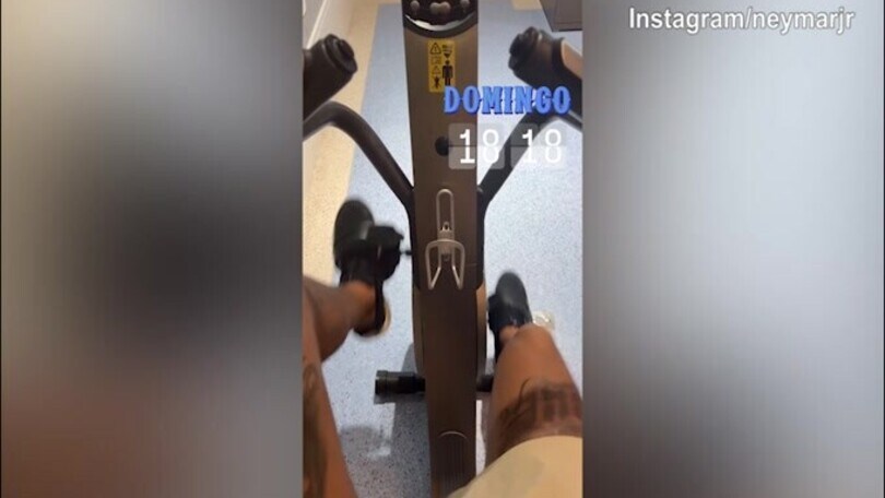 Neymar lavora in palestra sulla cyclette