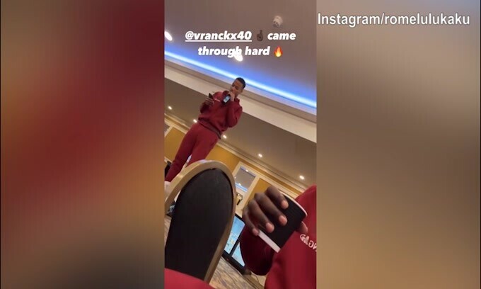 Belgio, Lukaku riprende il rito di iniziazione di De Winter