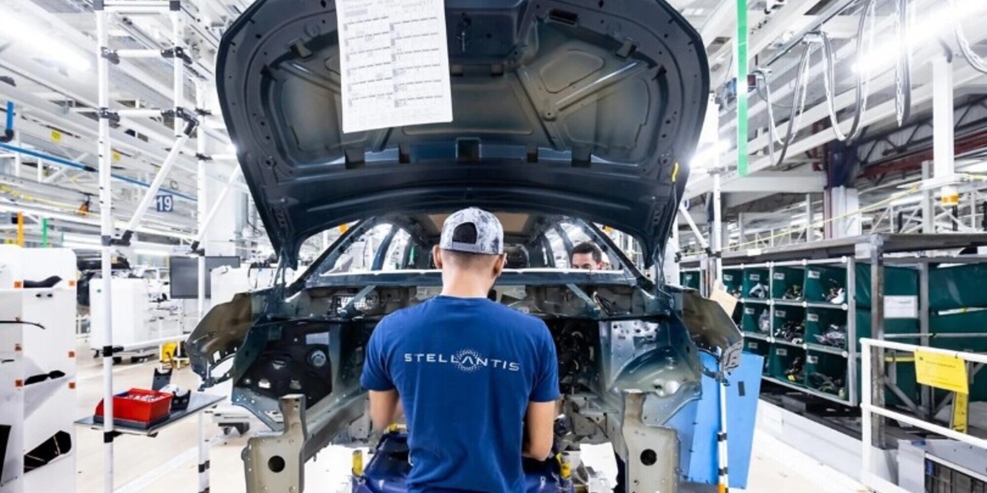 Produrre auto elettriche costa troppo: Stellantis licenzia 400 lavoratori