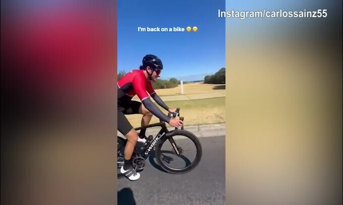 F1, Ferrari: l'allenamento in bici di Sainz